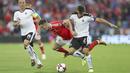Pemain Wales, Tom Lawrence (tengah) mencoba melewati adangan pemain Austria, Stefan Lainer pada laga Group D kualifikasi Piala Dunia 2018 di Cardiff City Stadium, Cardiff, (2/8/2017). Wales menang 1-0. (David Davies/PA via AP)