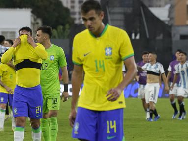 Juara bertahan Olimpiade 2020, Timnas Brasil dipastikan tak lolos ke Olimpiade Paris 2024 setelah tersingkir di babak kualifikasi Zona Amerika Selatan. Timnas Brasil U-23 yang hanya membutuhkan hasil imbang untuk lolos ke Olimpiade Paris 2024 nyatanya harus menyerah 0-1 di tangan musuh bebuyutan, Timnas Argentina pada laga pamungkas grup yang digelar di Brigido Iriarte Stadium, Caracas, Venezuela, Minggu (11/2/2024). Gol tunggal kemenangan Timnas Argentina u-23 dicetak oleh Luciano Gondou pada menit ke-78. (AP Photo/Matias Delacroix)