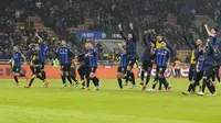 Para pemain Inter Milan merayakan kemenangan atas Napoli setelah berakhirnya pertandingan lanjutan Liga Serie A Italia di stadion San Siro di Milan, Italia, Kamis (5/1/2023). Inter Milan menang tipis atas Napoli dengan skor 1-0. (AP Photo/Luca Bruno)