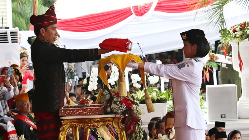 Jokowi Berpakaian Adat Kalsel Pimpin Upacara HUT RI