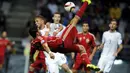 Penyerang Spanyol, Diego Costa melakukan tendangan salto pada laga kualifikasi Piala Eropa 2016 melawan Slovakia di Stadion Carlos Tartiere, Spanyol, Sabtu (5/9/2015). (Reuters/Eloy Alonso)