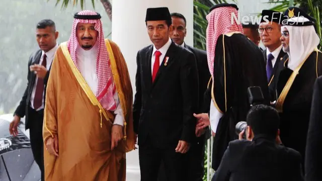 Raja Salman bin Abdulaziz tiba di Istana Kepresidenan Bogor setelah menempuh perjalanan dari Bandara Halim Perdanakusuma selama kurang dari 30 menit. Setibanya di kawasan Istana, hujan deras mengguyur Kota Bogor.