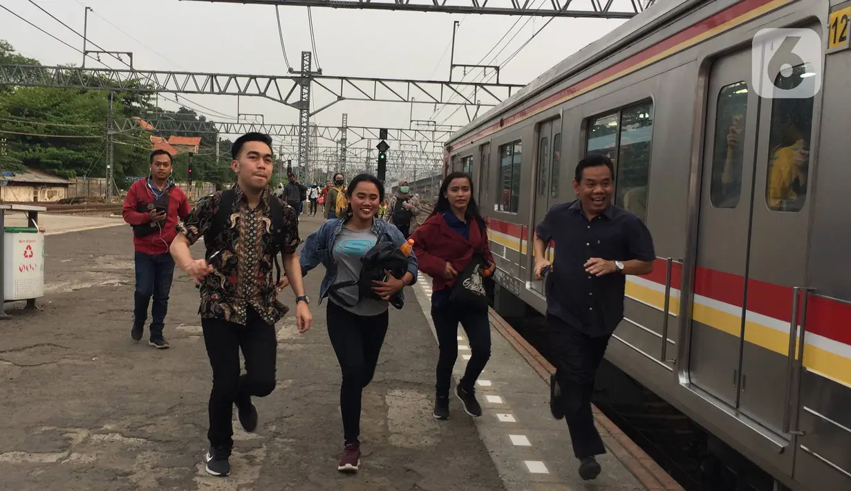 Penumpang berlari di peron Stasiun Manggarai, Jakarta, Jumat (20/12/2019). Dirut KCI Wiwik Widayanti mengatakan total jumlah penumpang hingga Oktober 2019 mencapai 278,7 juta orang. (Liputan6.com/Immanuel Antonius)