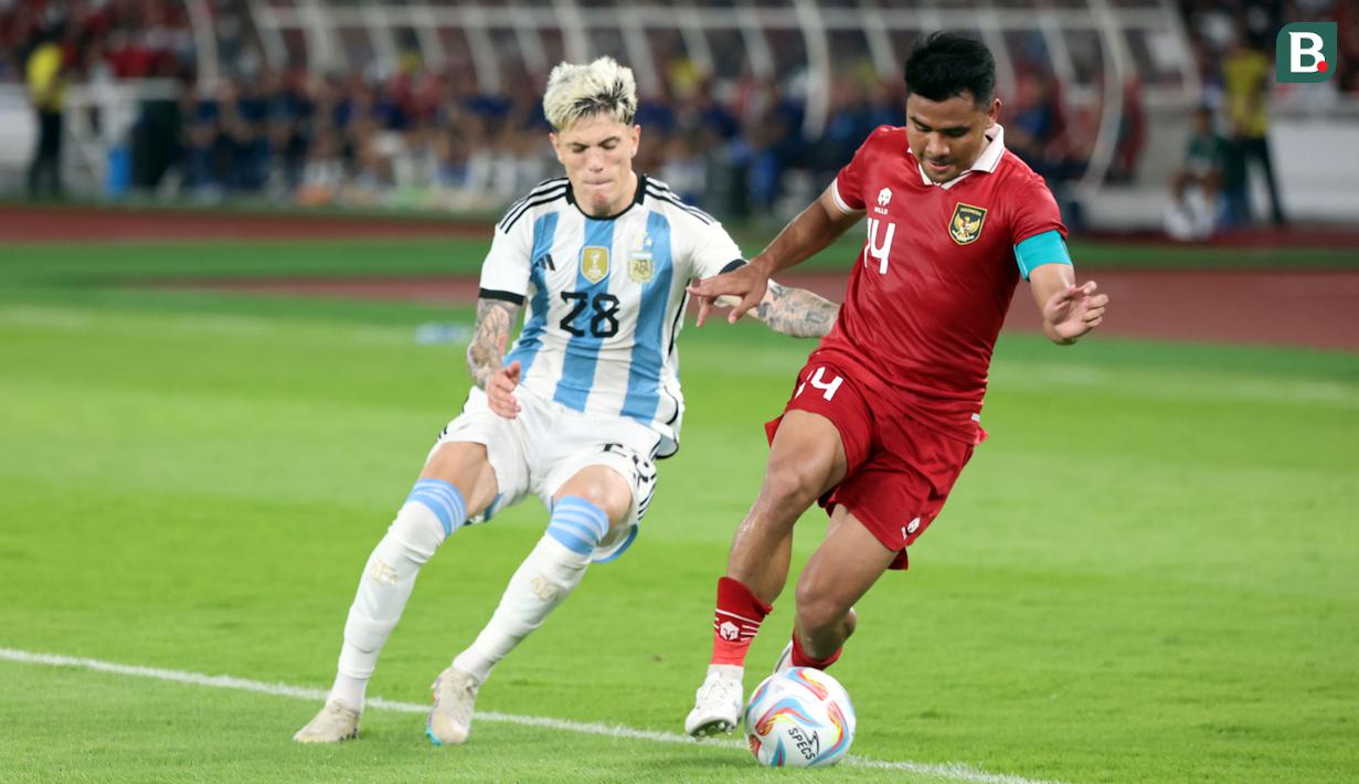 <p>Pemain Timnas Argentina, Alejandro Garnacho (kiri), berusaha merebut bola dari pemain Timnas Indonesia, Asnawai Mangkualam dalam pertandingan FIFA Matchday 2023 yang berlangsung di Stadion Utama Gelora Bung Karno, Jakarta, Senin (19/6/2023). (Bola.com/Abdul Aziz)</p>