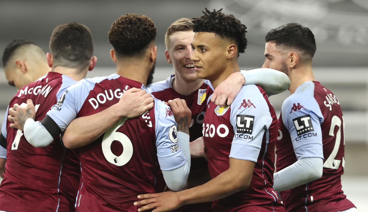 Para pemain Aston Villa merayakan gol bunuh diri bek Newcastle United, Ciaran Clark dalam laga lanjutan Liga Inggris 2020/2021 pekan ke-28 di St. James' Park, Jumat (12/3/2021). Aston Villa bermain imbang 1-1 dengan Newcastle United. (AP/Clive Brunskill/Pool)