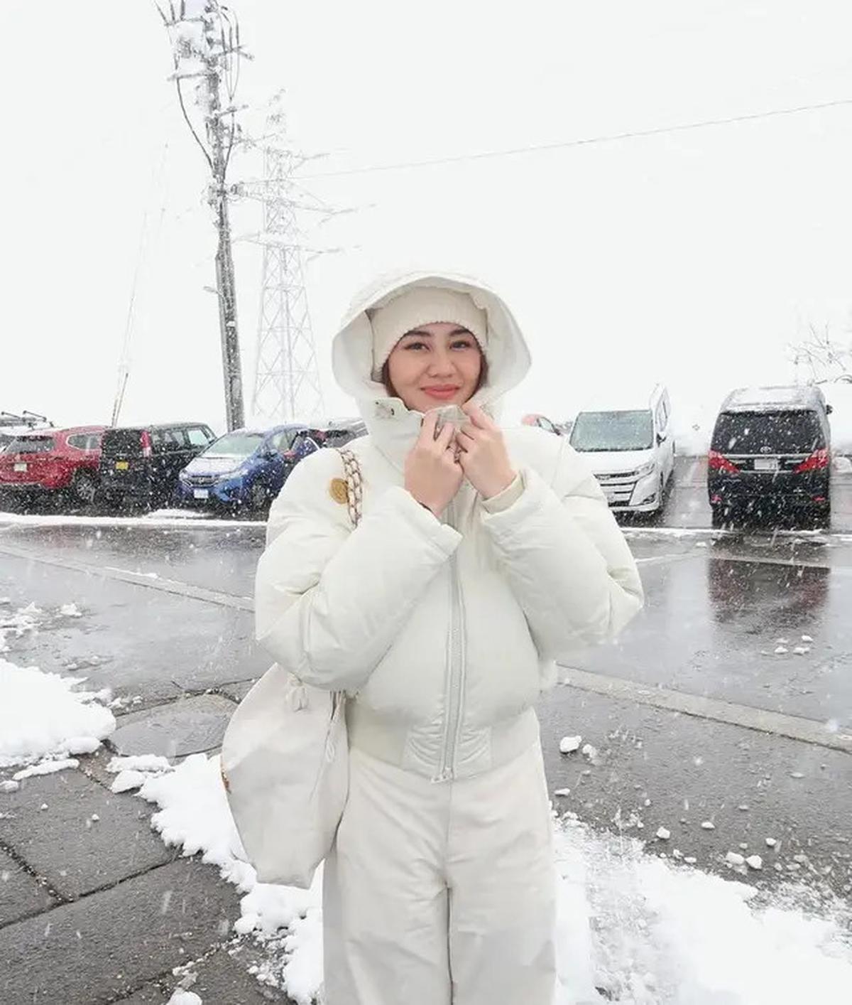10 OOTD Gaya Publik Figur Menikmati Liburan Akhir Tahun di Negara Bersalju, dari Citra Kirana hingga Aurel Hermansyah