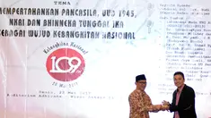 Perwakilan dari Ahmad Safii Maarif (kiri) menerima penghargaan Bhinneka Tunggal Ika Award 2017 di Jakarta, Senin (22/5). 12 tokoh nasional menerima penghargaan Bhinneka Tunggal Ika Award dari Lembaga Pemilih Indonesia. (Liputan6.com/Helmi Fithriansyah)