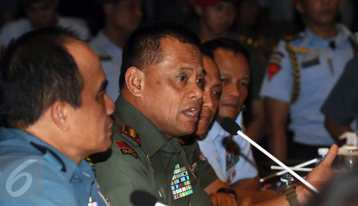 Panglima TNI, Jenderal TNI Gatot Nurmantyo (kedua kiri) memberikan keterangan usai Rapat Pimpinan TNI 2016 di Cilangkap Jakarta, Jumat (18/12/2015). Rapim bertujuan meningkatkan loyalitas, moralitas dan integritas TNI. (Liputan6.com/Helmi Fithriansyah)