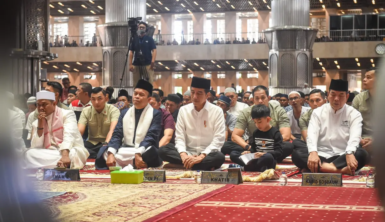 Setibanya di sana, Jokowi langsung memasuki masjid dan menuju ke saf paling depan. (Foto: Biro Pers Sekretariat Presiden)