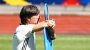 Pelatih Jerman, Joachim Loew tampak serius mengamati latihan para pemain Jerman jelang melawan Prancis pada semi-final piala Eropa 2016 di Evian, Prancis, (7/7/2016). (EPA/Christian Charisius)