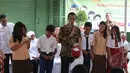 Presiden Jokowi berdialog dengan pelajar saat pembagian Kartu Indonesia Sehat (KIS), Kartu Indonesia Pintar dan Kartu Keluarga Sejahtera (KKS) kepada masyarakat di Penjaringan, Jakarta, Rabu (13/5). (Liputan6.com/Faizal Fanani)
