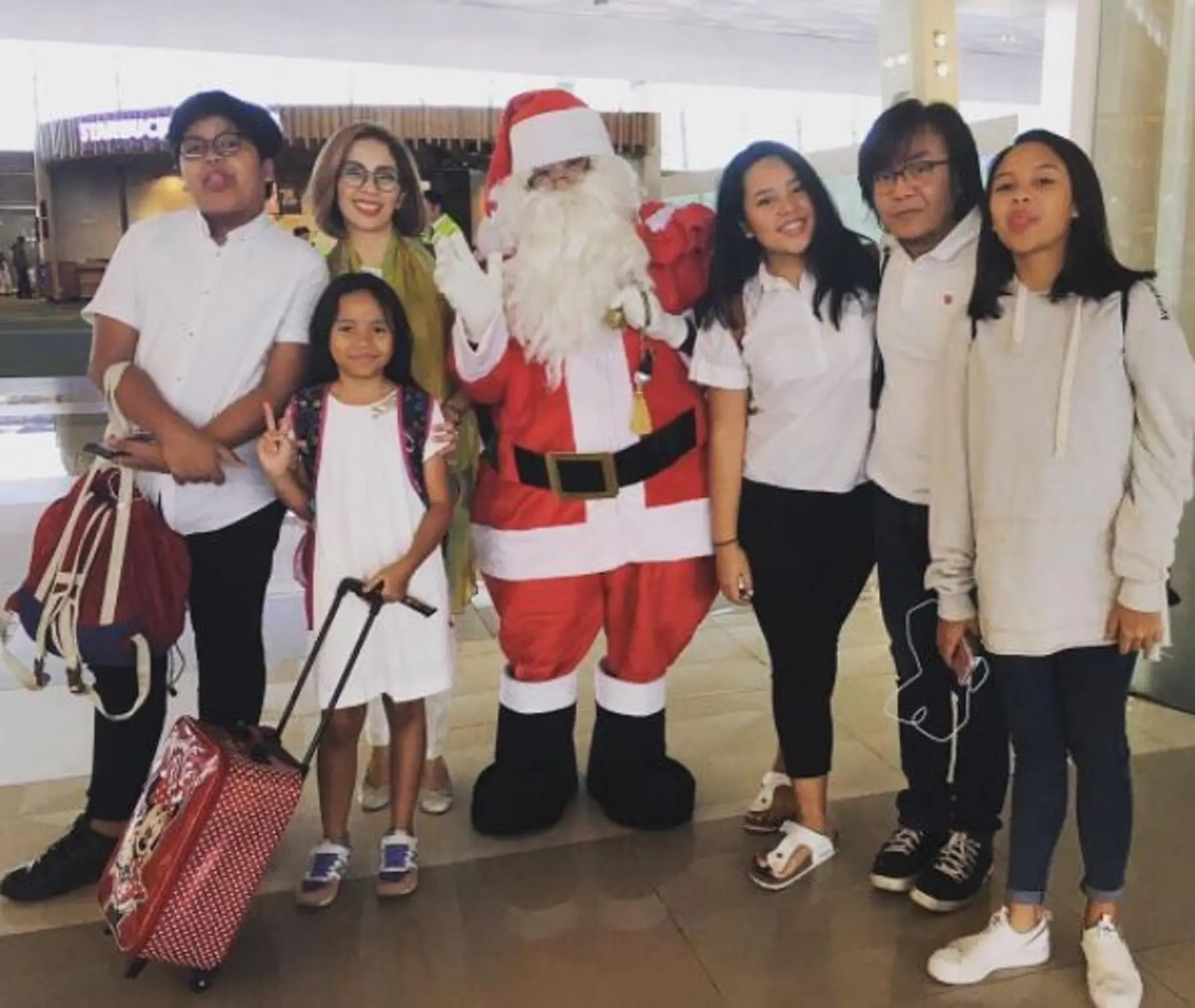 Vitta Dessy mengunggah foto bersama Ari Lasso dan keempat anak mereka (Instagram/@vitta_dessy)