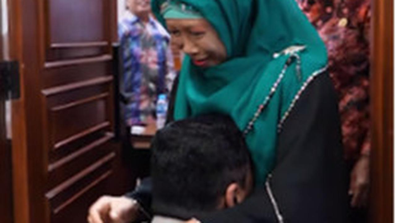 Pecah Bintang, Perwira Polisi ini Bahagia Sampai Bertekuk Lutut Cium Tangan Kapolri dan Orangtua