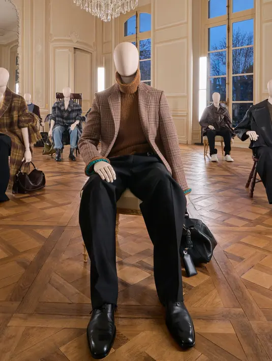 Salah satu sorotan utama dalam pameran ini adalah kolaborasi dengan Josef & Anni Albers Foundation, yang menghadirkan karya seni sebagai bagian dari koleksi. [Dok/LOEWE].