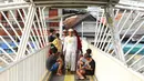 Pejalan kaki melintasi Jembatan Penyeberangan Orang (JPO) Jayakarta di Jakarta, Rabu (25/10). Untuk menjaga keamanan dan mencegah tawuran, warga memberlakukan jam buka tutup pada JPO tersebut. (Liputan6.com/Immanuel Antonius)