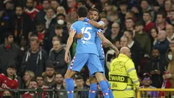 Bek Atletico Madrid, Renan Lodi diberi selamat oleh rekan setimnya Stefan Savic usai mencetak gol ke gawang Manchester United pada pertandingan leg kedua babak 16 besar Liga Champions di Old Trafford, Inggris, Rabu (16/3/2022). Atletico Madrid menang atas MU 1-0. (AP Photo/Dave Thompson)