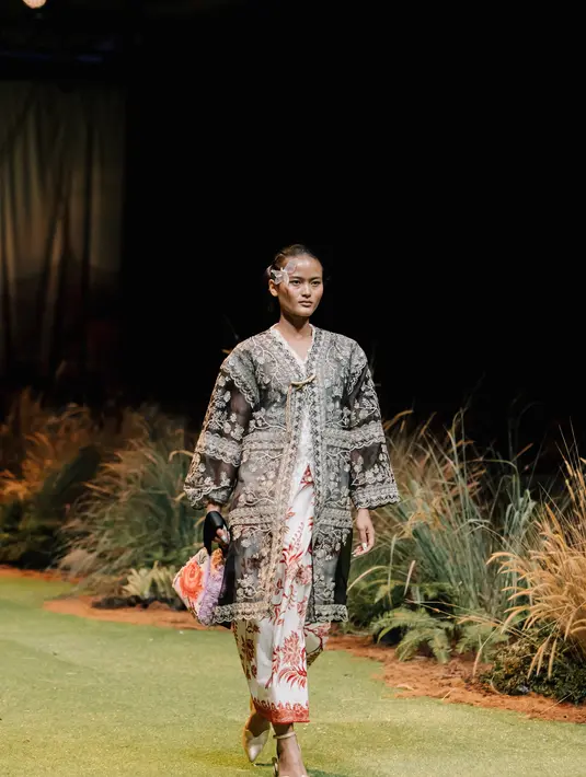 Masing-masingnya dimodifikasi menjadi cropped top, vest, dropped shoulder, lengan bat wing, blouse dengan layer-layer, hingga gaun panjang. Foto: Document/TOTON.