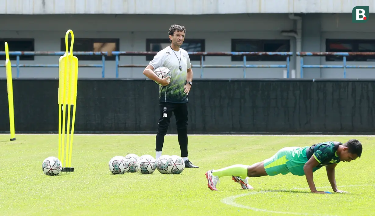 Persib Bandung kembali menggelar latihan usai meliburkan pemainnya paska tragedi kerusuhan Kanjuruhan. (Bola.com/M Iqbal Ichsan)