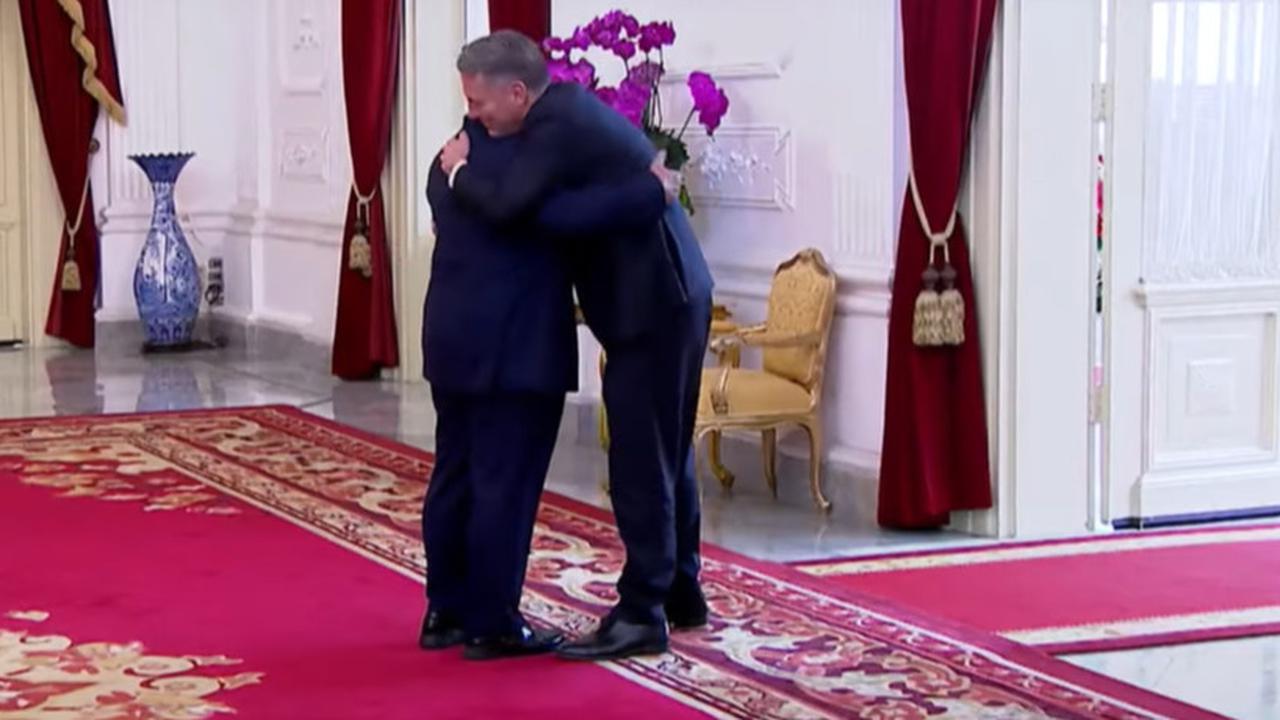 VIDEO: Peluk Hangat Presiden Prabowo Terima Tamu Pertama di Istana, Ini Sosoknya