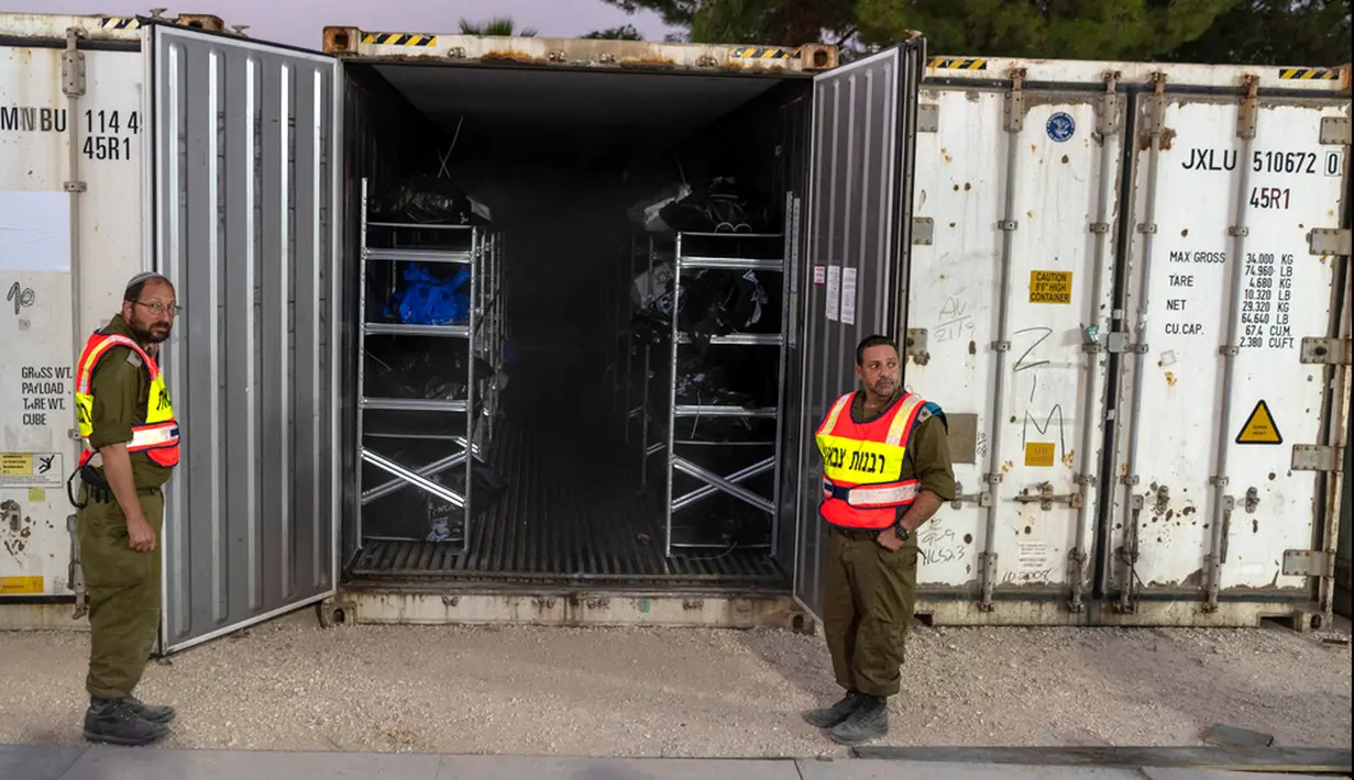 Jenazah warga Israel yang tewas dalam serangan militan Hamas dikumpulkan dalam kontainer berpendingin untuk diidentifikasi di pangkalan militer di Ramla, Israel, Selasa (24/10/2023). Pejabat mengatakan sejauh ini 784 jenazah telah diidentifikasi. (AP Photo/Petros Giannakouris)