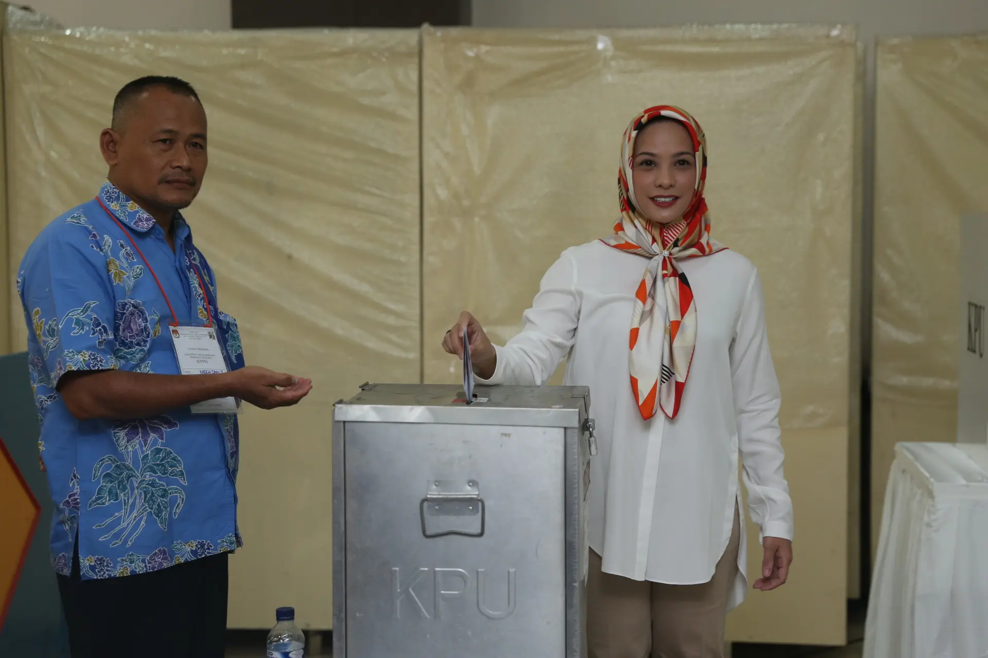 "Ibu lagi salat Duha dulu, mungkin nanti jam 10 pencoblosannya" ucap, di kawasan Komplek DPR RI, Kalibata, Jakarta Selatan, Rabu (19/4/2017). (Nurwahyunan/Bintang.com)