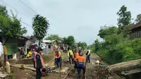 KAI Daop 1 Jakarta menutup perlintasan sebidang liar di KM 54+305, petak jalan antara Stasiun Cisaat - Stasiun Sukabumi, tepatnya di Kampung Babakan Cemerlang, Kecamatan Warudoyong, Kota Sukabumi, Jumat (9/5/2025). (Dok. Istimewa)