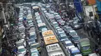Sejumlah kendaraan terjebak macet akibat pembongkaran ruko di bantaran Kali Ciliwung, Jakarta, (28/8)(Liputan6.com/Faizal Fanani)