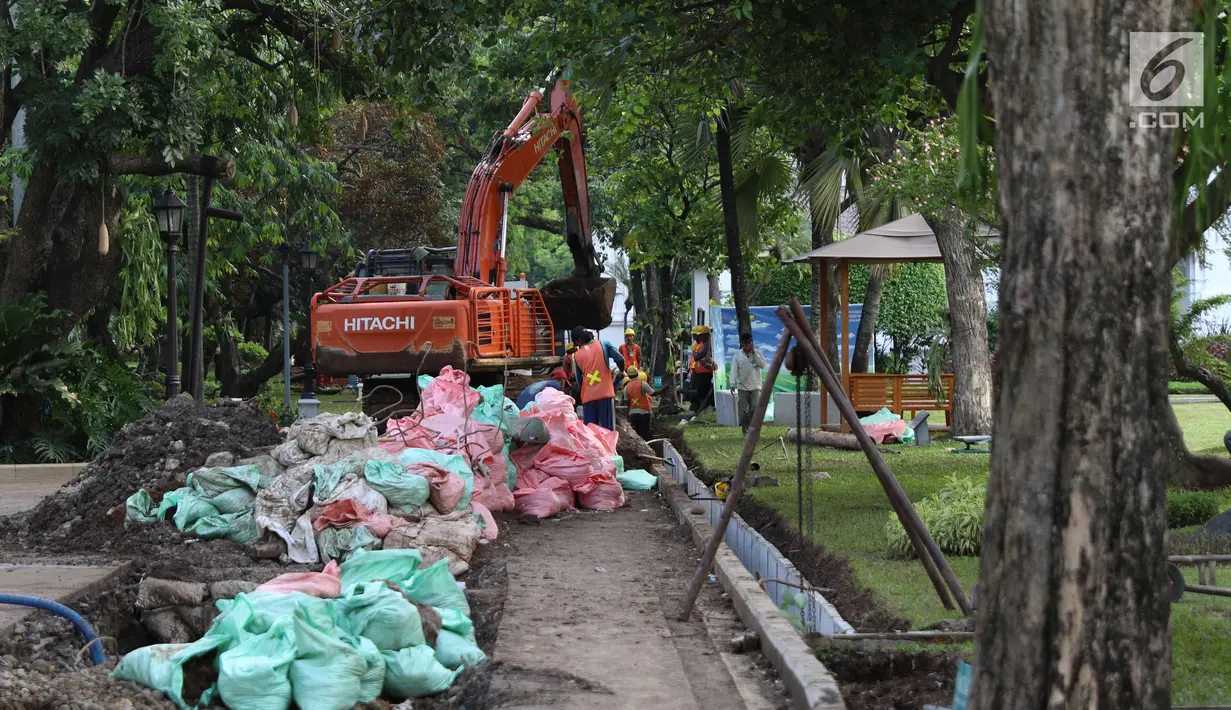 Pekerja dengan menggunakan alat berat melakukan perbaikan drainase Kompleks Istana Kepresidenan, Jakarta, Senin (18/12). Pengerjaan rehabilitasi drainase kawasan istana kepresidenan tersebut guna mengantisipasi ancaman banjir. (Liputan6.com/Angga Yuniar)