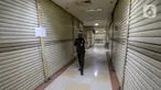 Petugas keamanan berkeliling di dalam kawasan pusat perbelanjaan ITC BSD Serpong, Tangerang Selatan, Selasa (16/6/2020). Berdasarkan SK Gubernur Banten, penerapan PSBB keempat di Tangerang Raya diperpanjang hingga 28 Juni dalam rangka mencegah penyebaran Virus Covid-19. (Liputan6.com/Fery Pradolo)
