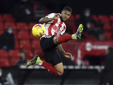 Penyerang Sheffield United, Rhian Brewster mencoba mengontrol bola saat menjamu Newcastle United pada laga pekan ke-18 Liga Inggris di Bramall Lane, Rabu (13/1/2021) dini hari WIB. Sheffield memetik kemenangan perdana di Liga Inggris musim ini usai menang 1-0 atas Newcastle (Stu Forster/Pool via AP)