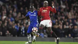 Gelandang Chelsea, N'Golo Kante, berebut bola dengan gelandang Manchester United, Paul Pogba. Bermain di kandang The Blues lebih menguasai jalannya laga, penguasaan bola mereka mencapai 73 persen. (EPA/Will Oliver)