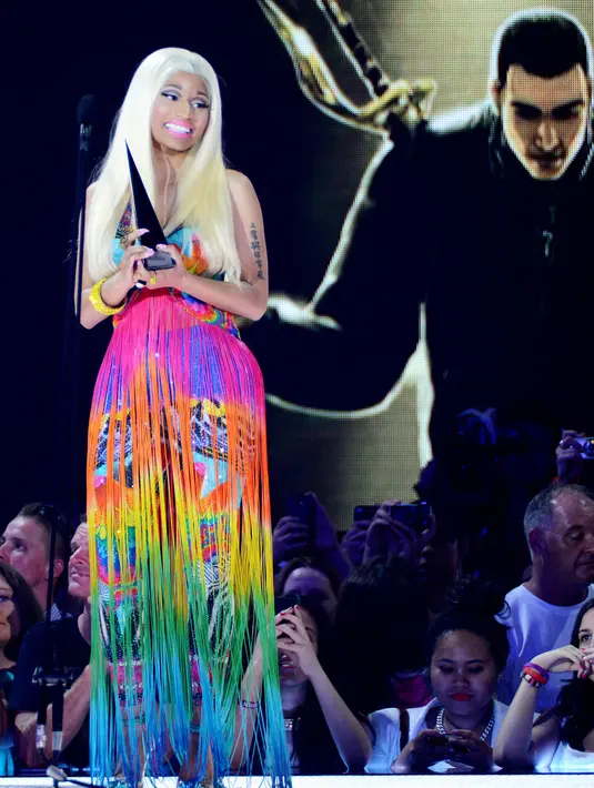 Di acara konser turnya Nicki terlihat bahagia saat di temani sang kekasih di atas panggung, rona di wajahnya menandakan kebahagiaan karna mungkin Nicky akan menjadi seorang ibu. (Bintang/EPA)