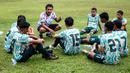 Asisten Pelatih Qorby Haqqul Adam memberikan instruksi kepada para pemain Korea-Korea Selecao menjelang laga uji coba melawan Akademi Sepak Bola Intinusa Olah Prima (ASIOP) di Lapangan Sutasoma, Halim, Jakarta Timur, Selasa (18/11/2024). (Bola.com/Bagaskara Lazuardi)