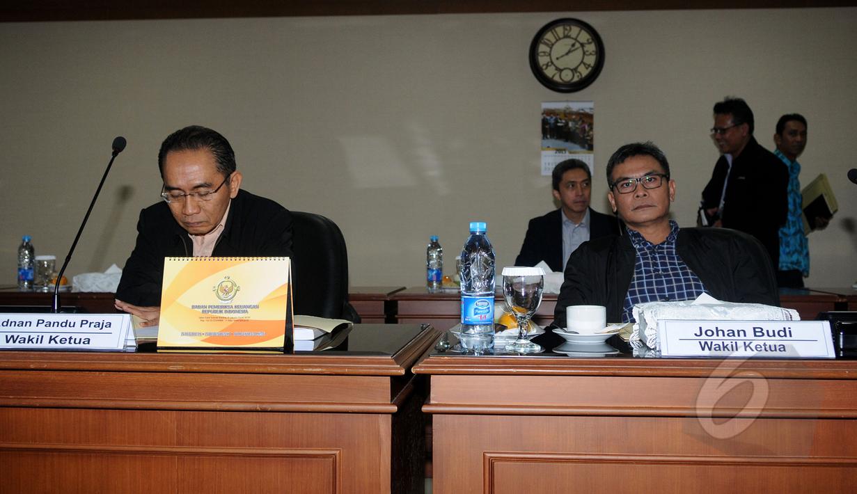 Wakil Ketua KPK Adnan Pandu Praja (kiri) dan Johan Budi (kanan) sebelum mengadakan pertemuan di Gedung BPK, Jakarta, Rabu (11/3/2015). Pertemuan antara dua pimpinan lembaga tinggi negara ini berlangsung tertutup. (Liputan6.com/Helmi Fithriansyah)