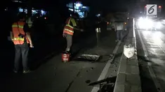 Jelang arus mudik lebaran, penambalan jalan berlubang di ruas jalan raya Serang, Tangerang, Banten, Minggu malam, terus dikebut.