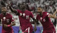 Pemain Qatar, Almoez Ali (tengah) melakukan selebrasi setelah mencetak gol kemenangan timnya ke gawang iran pada laga semifinal Piala Asia 2023 di Al Thumama Stadium, Doha, Qatar, Rabu (07/02/2024). (AP Photo/Thanassis Stavrakis)