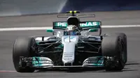 Pebalap Mercedes, Valtteri Bottas, mulai berani menghitung peluang untuk ikut bersaing dalam perburuan gelar F1 2017 setelah memenangi GP Austria, Minggu (9/7/2017). (Crash.net)