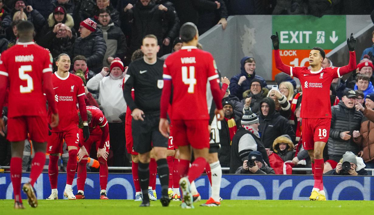 Selebrasi striker Liverpool, Cody Gakpo (kanan) setelah mencetak gol kedua timnya ke gawang Fulham pada laga leg pertama babak semifinal Carabao Cup 2023/2024 di Anfield Stadium, Liverpool, Kamis (11/1/2024) dini hari WIB. (AP Photo/Jon Super)