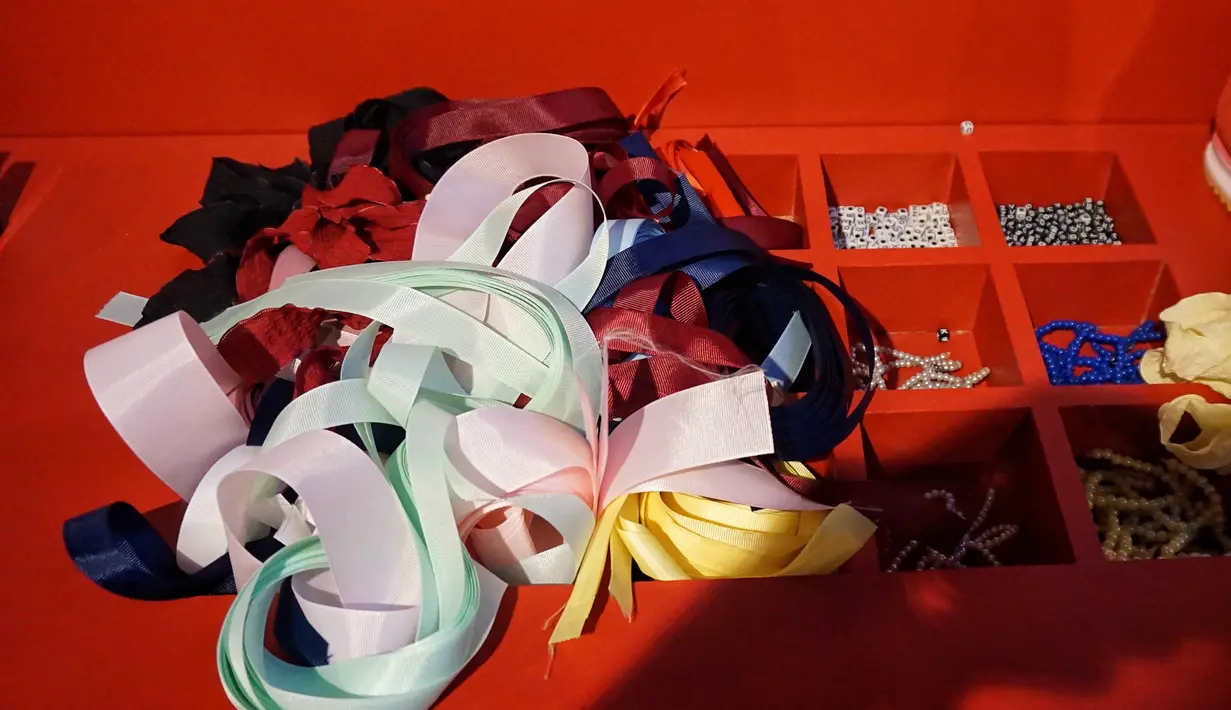 Para pengunjung juga bisa memodifikasi sepatu adidas yang dimilikinya dengan ragam pita dan shoe charm yang ada. Berkreasi sekreatif mungkin untuk maksimalkan gaya bersama adidas originals. [Foto: Fimela.doc/ adrian putra]