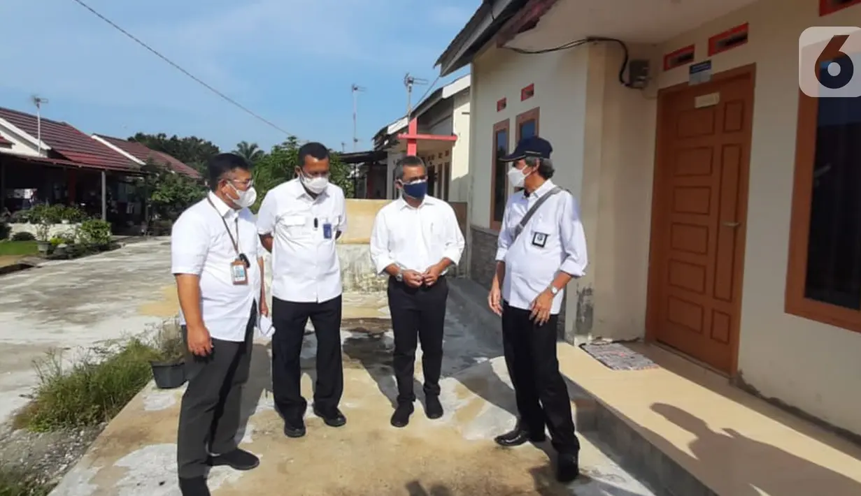 (ki-ka) Dirut PT Sarana Multigriya Finansial (Persero) Ananta Wiyogo, Direktur Utama Bank BTN Haru Koesmahargyo, Wakil Menkeu Suahasil Nazara dan Direktur PPDPP Kementerian PUPR Arief Sabaruddin saat kunjungan ke lokasi perumahan subsidi di Pekanbaru, Selasa (2/11/2021). (Liputan6.com/HO/BTN)