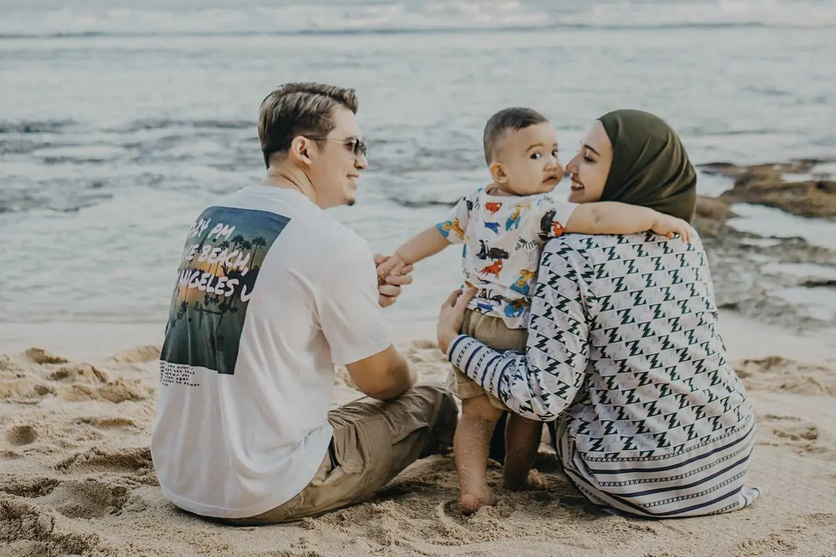 Zaskia Sungkar dan Keluarga