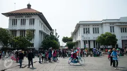 Suasana di kawasan Kota Tua, Jakarta, Senin (5/1). Kota Tua masih menjadi tempat pilihan untuk warga Jakarta dan sekitarnya mengisi waktu libur. (Liputan6.com/Gempur M Surya)