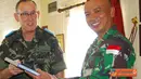 Citizen6, Lebanon: Kunjungan Dansatgas Konga XXV-D/UNIFIL, Letnan Kolonel Cpm Ida Bagus Rahwan Diputra beserta Staf diakhiri dengan tukar menukar cindera mata dan foto bersama. (Pengirim: Badarudin Bakri).