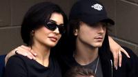 Kylie Jenner dan Timothee Chalamet menyaksikan pertandingan Final Tunggal Putra antara Novak Djokovic dari Serbia dan Daniil Medvedev dari Rusia pada&nbsp;hari ke-14 US Open&nbsp;2023 di USTA Billie Jean King National Tennis Center, Queens, New York City, Amerika Serikat, 10 September 2023. (Sarah Stier/Getty Images/AFP)