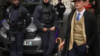 Sosok Pria Parlente Misterius di Depan Museum Louvre Paris Terungkap, Siapa Dia?