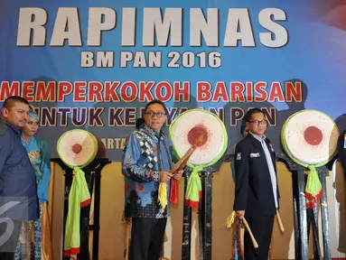 Ketua Umum PAN Zulkifli Hasan (Kedua kiri) bersama Gubernur Jambi Zumi Zola (kanan) dan Ketua Umum BM PAN Yandri Susanto (kedua  kanan) secara simbolik membuka Rapimnas BM PAN 2016, Jakarta, Jumat (8/4). (Liputan6.com/Johan Tallo)