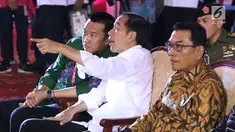 Presiden RI, Joko Widodo (tengah) berbincang bersama Menpora Imam Nahrawi jelang menyaksikan laga atlet para powerlifting Indonesia di kelas Womens Up 73 dan 79kg Asian Para Games 2018 di Jakarta, Rabu (10/10). (Liputan6.com/Helmi Fithriansyah)