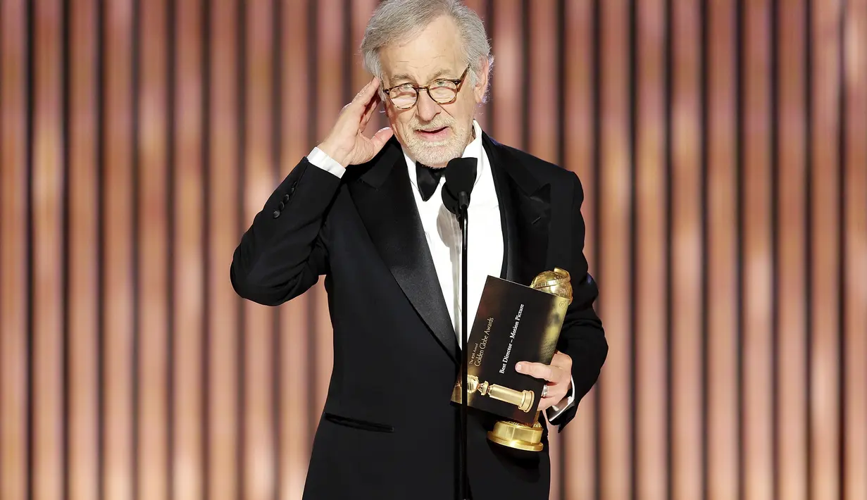 Steven Spielberg menerima penghargaan Sutradara Terbaik untuk "The Fabelmans" selama Golden Globe Tahunan ke-80 di Beverly Hilton Hotel di Beverly Hills, California (10/1/2023). Steven Spielberg mengungguli nomine lainnya yakni James Cameron, Daniel Kwan dan Daniel Scheinert, Baz Luhrmann, serta Martin McDonagh. (Rich Polk/NBC via AP)