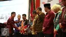 Menteri Hukum dan HAM (Menkumham), Yasonna Laoly memberikan piagam kepada pemenang Anugerah Nawacita Legislasi 2016 serta menutup raker peraturan perundangan-undangan di Jakarta, Jumat (24/6). (Liputan6.com/Faizal Fanani)