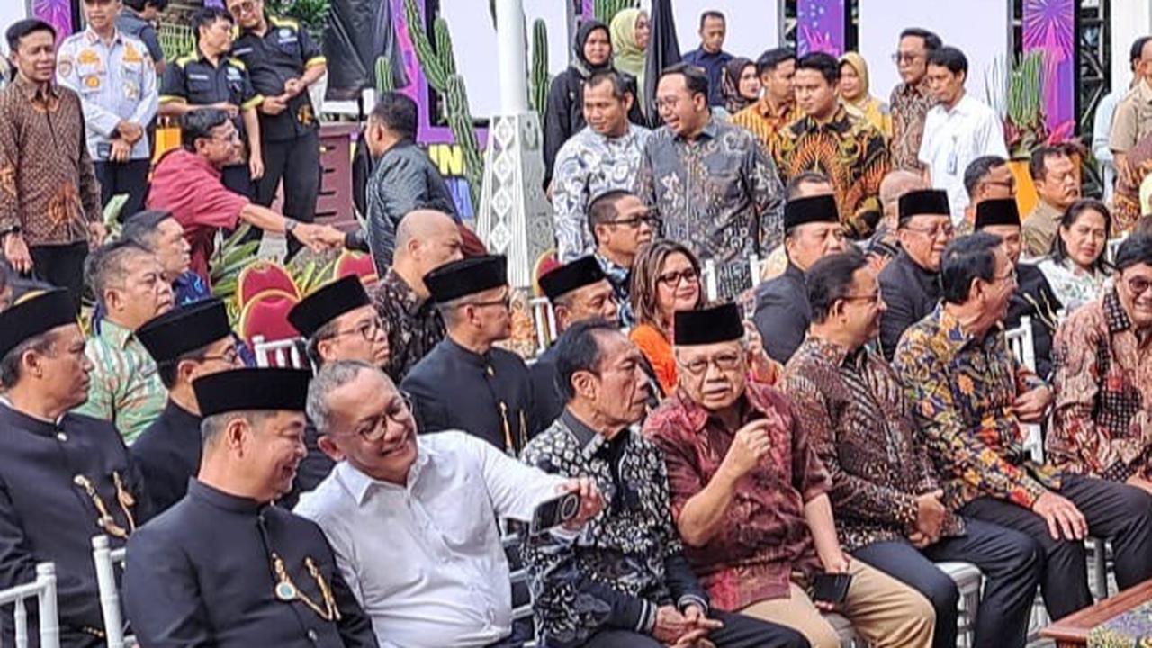 Anies dan Ahok Duduk Sebelahan